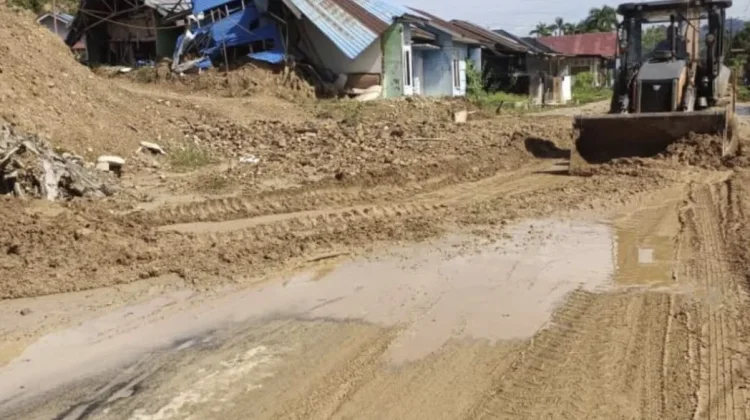BPBD Tapteng Bersihkan Material Longsor Pascahujan Deras