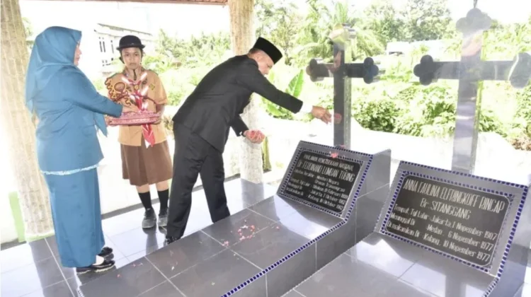 Pemkab Tapteng Gelar Ziarah Makam Pahlawan Nasional saat Peringatan Harkitnas