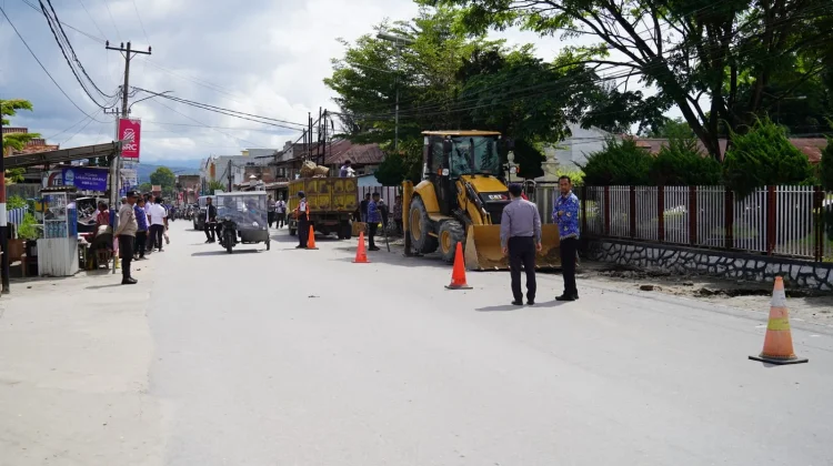 Pemkab Toba Tertibkan Pedagang di Jalan Gereja