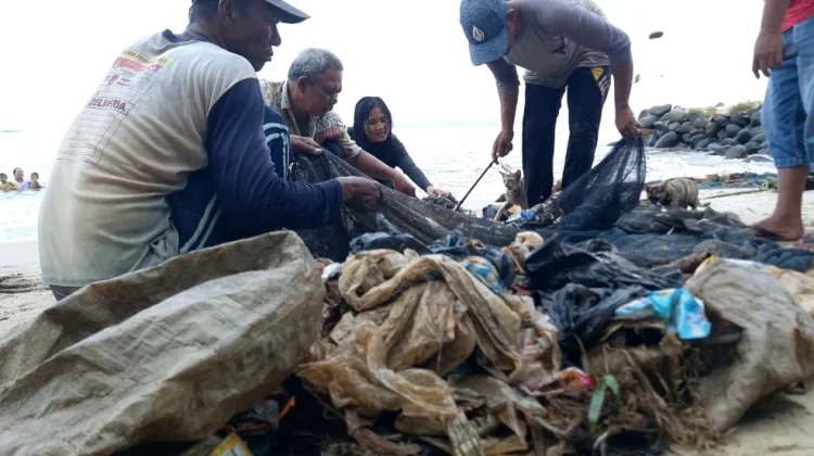 Sampah Laut Ancam Ekosistem Nelayan