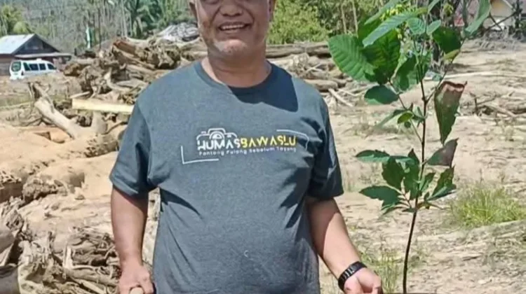 Ketua Bawaslu Sibolga Kampanyekan Merawat Bumi dengan Menanam Pohon