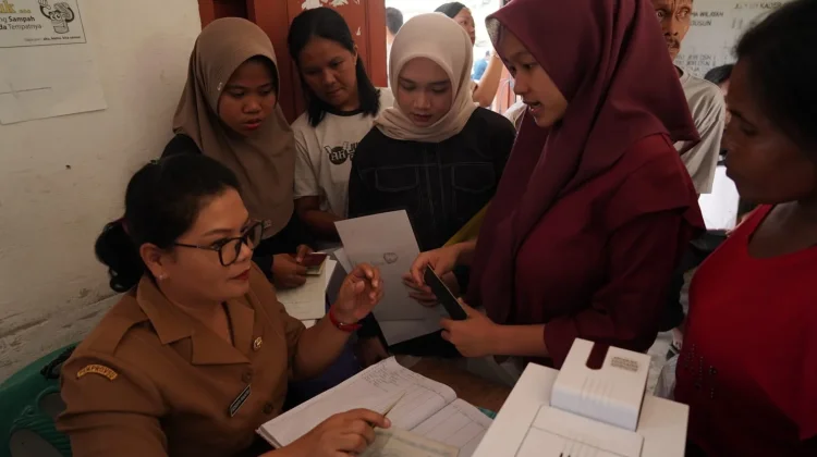 Warga 'Kerumuni' Layanan Jemput Bola Disdukcapil di Meranti Timur