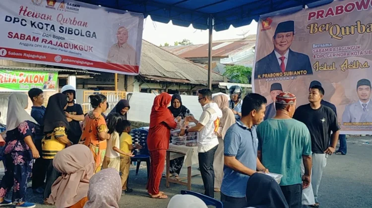 Gerindra Sibolga Bagi Daging Kurban Plus Uang Bumbu