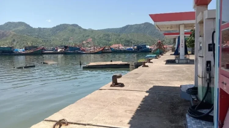 Nelayan Tapteng Tak Melaut Faktor DKP Vakum Pelayanan