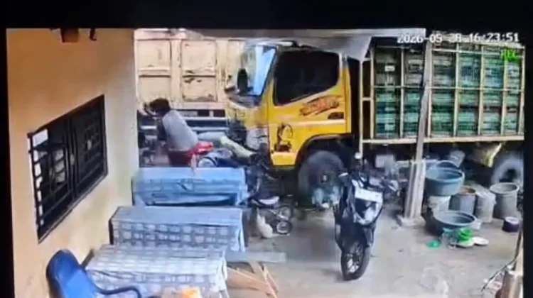Tragis! Truk Ugal-ugalan Hantam Rumah Makan di Tapteng
