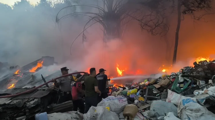 Gudang Barang Bekas di Padangsidimpuan Terbakar