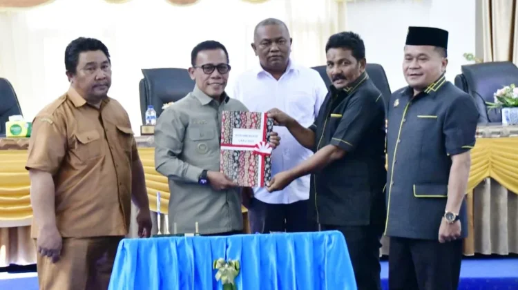 Bupati Tapteng Hadiri Rapat Paripurna DPRD Rekomendasi LKPJ TA-2025