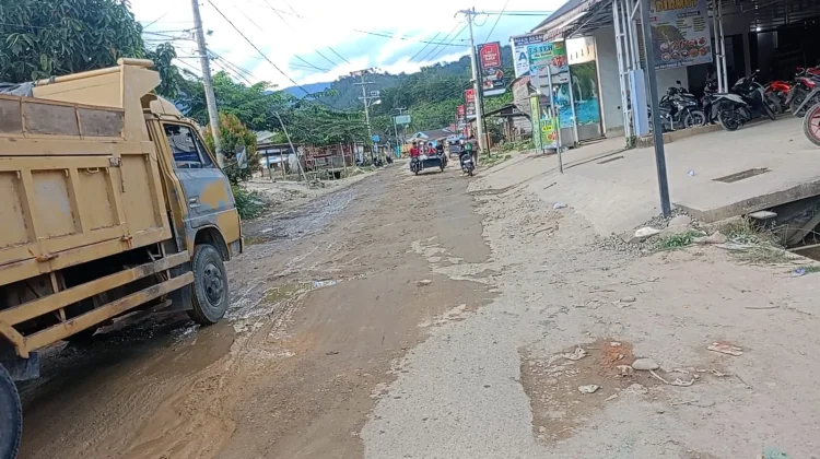 Jalan Sibuluan Masih Rusak, Warga Tagih Janji Gubsu