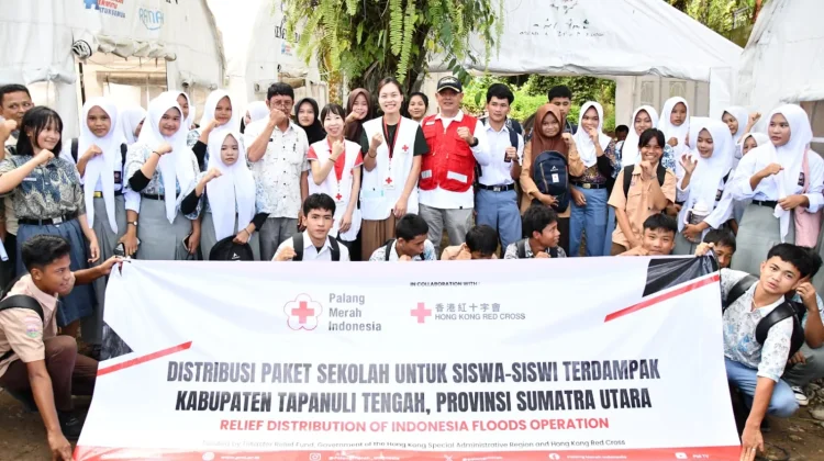 PMI Tapteng-Hongkong Red Cross Serahkan Bantuan untuk Pelajar Terdampak Bencana
