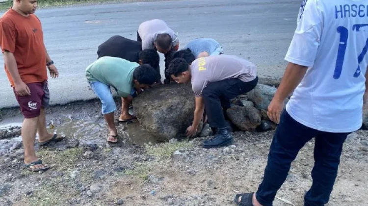 Satlantas Padangsidimpuan Tambal Bahu Jalan, Cegah Kecelakaan Truk