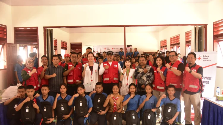 Pemkab Tapteng-PMI dan Hongkong Red Cross Salurkan Bantuan untuk Pelajar