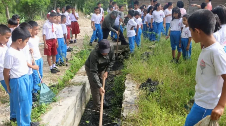 Bupati dan Wakil Bupati Tapanuli Utara Gotong Royong Bersama Masyarakat