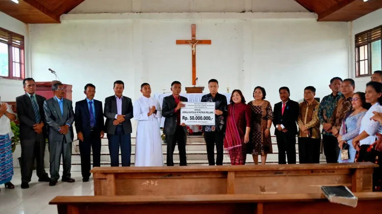 Bupati Humbahas Serahkan Hibah di Gereja Katolik St. Petrus Pollung