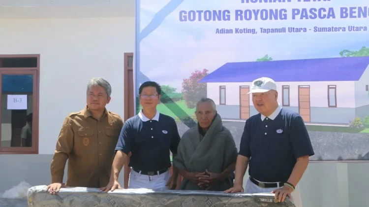 Wabup Taput Serah Terima 70 Kunci Huntap Dolok Nauli