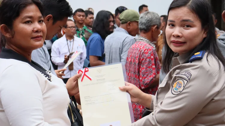 Kantor Pertanahan Sibolga Serahkan Sertipikat Huntap Korban Bencana