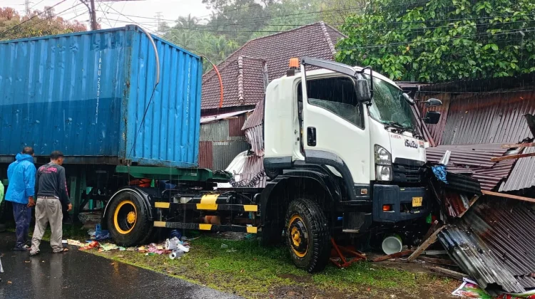 Rem Blong, Mobil Tronton Hantam Rumah dan Kenderaan