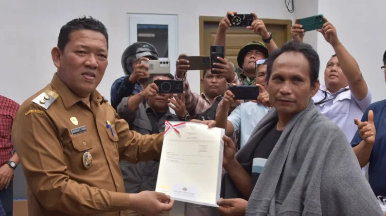 Wakil Wali Kota Sibolga Serahkan Huntap dan Sertifikat Warga Terdampak Bencana