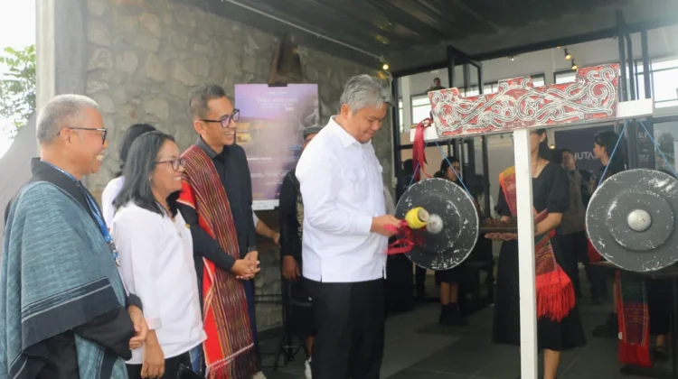 Wabup Deni Lumbantoruan membuka Pameran foto 'Toba Haritage Photo Exhibition 2026