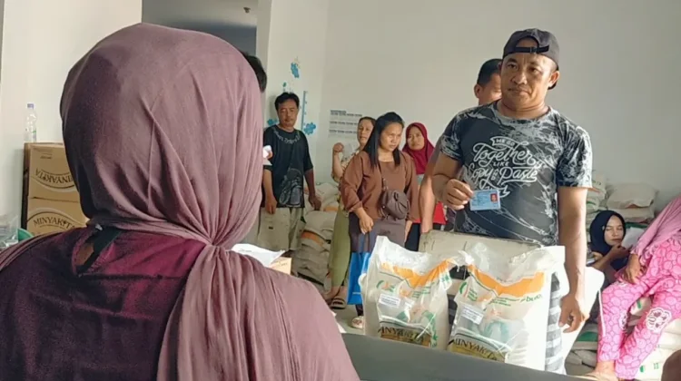 Ribuan Masyarakat Tapteng Terima Bantuan Pangan Dari Bulog Sibolga