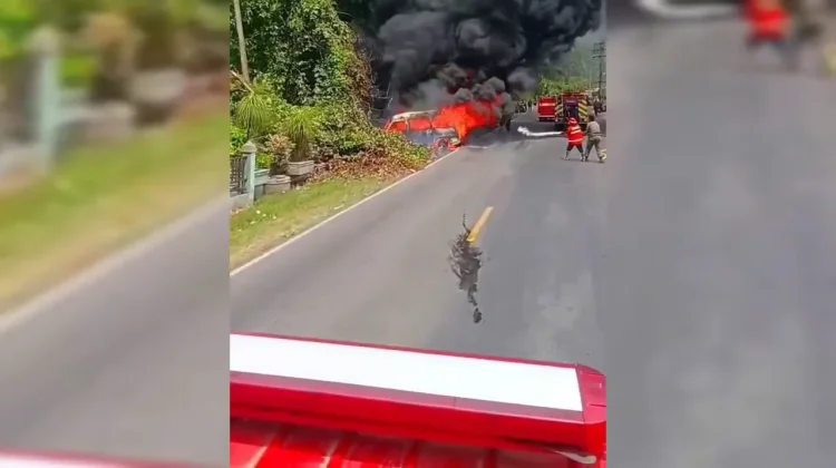 Sebuah Minibus Hangus Terbakar di SPBU Mandailing Natal