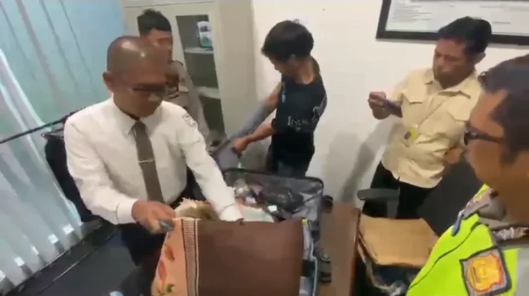 Bawa Narkoba, Dua Pria Ditangkap di Bandara International Taput