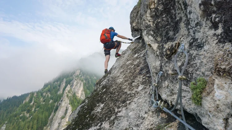 Sensasi Climbing Uji Adrenalin Generasi Muda