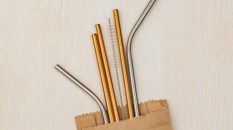 Yuk, Kenali Perbedaan Sedotan Bambu dan Stainless