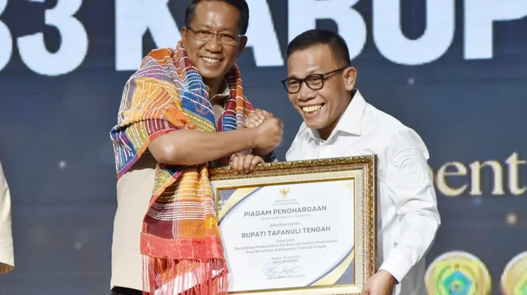 Pemkab Tapteng Terima Penghargaan dari Kementerian Hukum RI