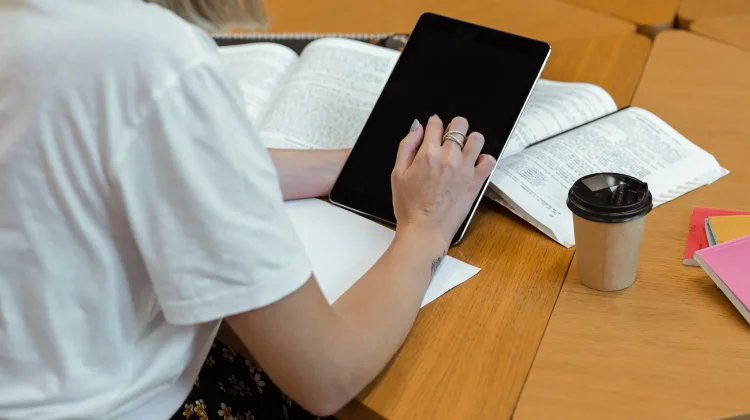 Penulis Novel Hadapi Tantangan Dunia Digital