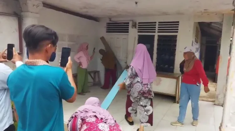Merasa Dipermainkan, IRT Segel Kantor Lurah Budi Luhur