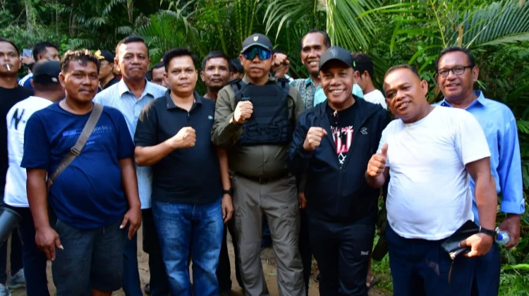 Bupati Tapteng dan Taput Tinjau Jalan Penghubung