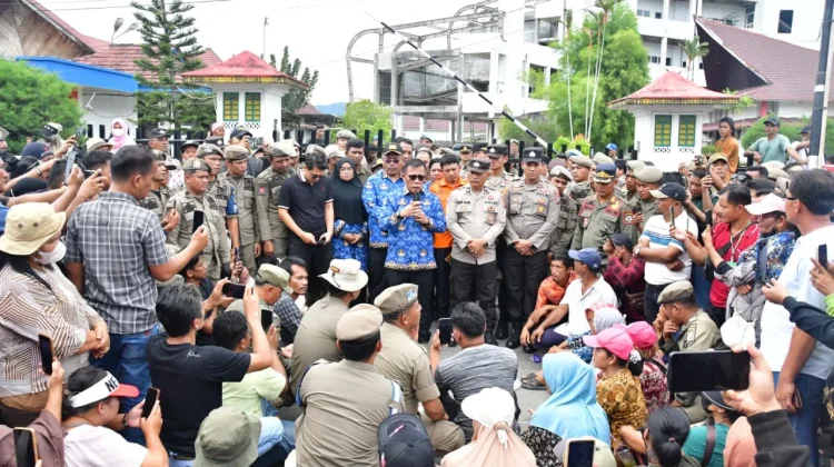 Bupati Tapteng Temui Warga yang Sampaikan Aspirasi Bantuan Jadup