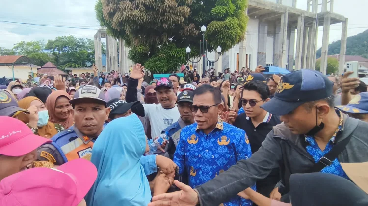 Masinton Temui Demostran Tuntut Realisasi Jadup Pascabencana Tapteng