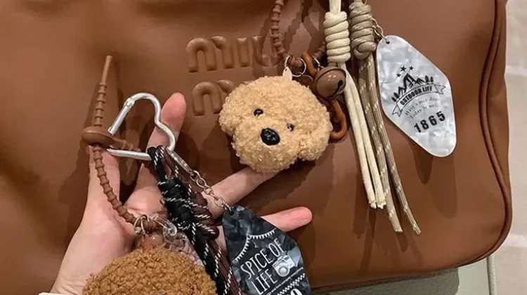 Bag Charm Jadi Pelengkap Tampilan Tas