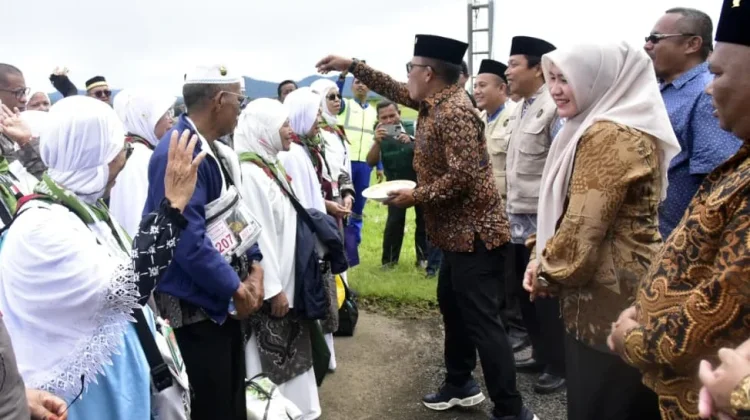 Bupati Tapteng  Ajak Jamaah Haji  Menjadi Penggerak Kegiatan Keagamaan