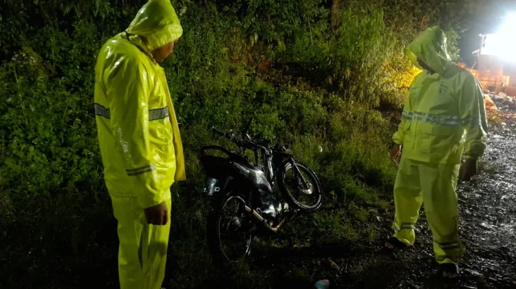 Nyalip Saat Hujan, Dua Pengendara Motor Tewas Ditabrak Truk Box di Lumbanjulu