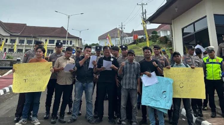 Demo Warga Persoalkan Penambangan Sungai Parbotisan
