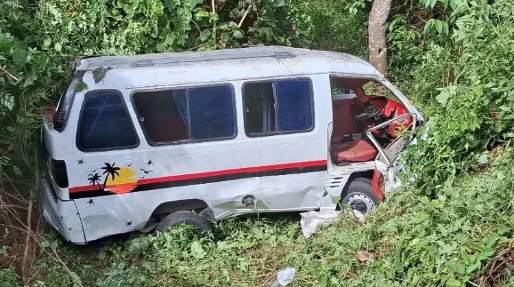Mobil Angkot Berpenumpang Belasan Santri Terjun ke Jurang