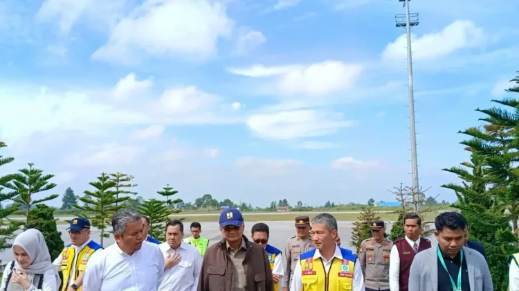 Wakil Bupati menyambut kedatangan Menteri PU RI di Bandara Silangit