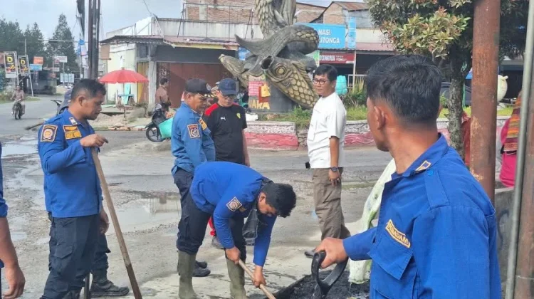 Pemkab Taput Gotong Royong Massal