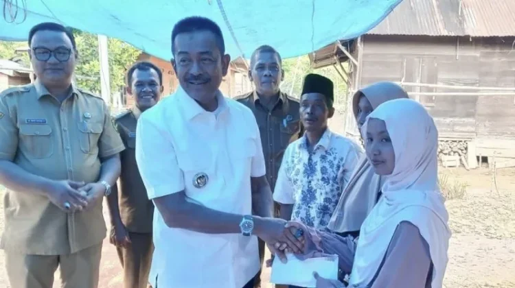 Bupati Madina Saipullah Mahasiswi Kurang Mampu