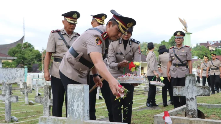 Polres Tapteng Gelar Ziarah di TMP Simare-mare Sambut Hari Bhayangkara ke-80