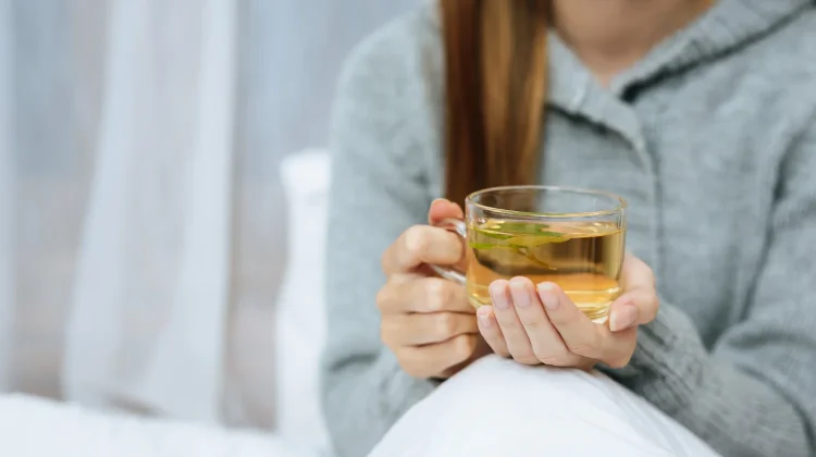 Benarkah Minum Teh Bisa Bantu Tidur Nyenyak