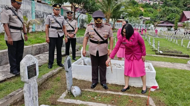 Polres Sibolga Ziarah dan Tabur Bunga di TMP