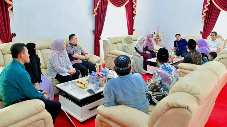 Wali Kota Sibolga Serahkan Bonus dan Hadiah Umrah untuk Pemenang MTQ