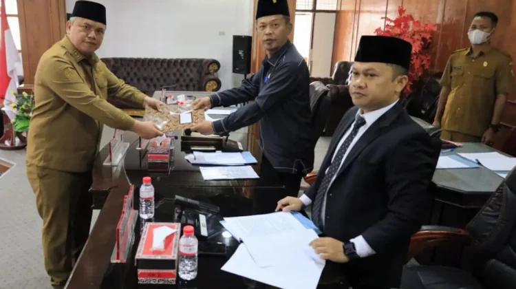 Pemkab Taput Serahkan Nota Pengantar Ranperda LPJ APBD 2025 kepada DPRD