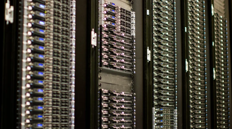 Server Sebagai Fondasi Data dan Layanan Digital Instansi