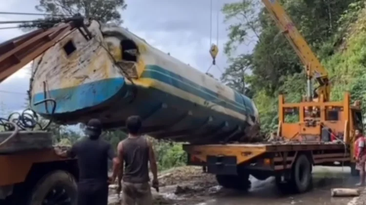 Truk Tangki Bermuatan CPO Terjun ke Jurang, Proses Evakuasi Berlangsung Dramatis