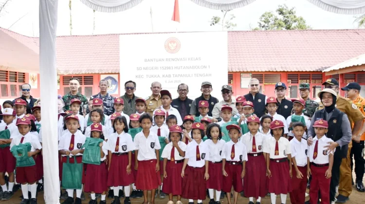 Deputi DPN RI Serahkan Bantuan Renovasi Ruang Kelas SD Negeri 152983 Hutanabolon