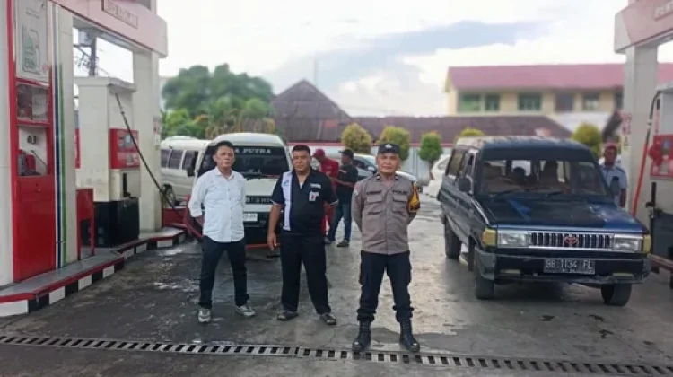 Personel Polres Padangsidimpuan Amankan Antrean di SPBU Serma Lian Kosong